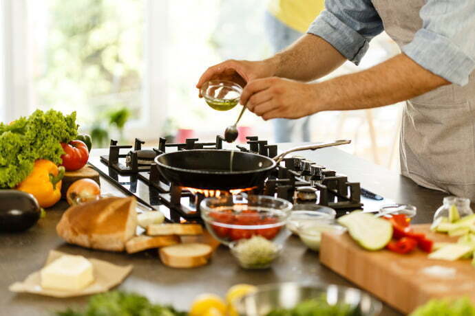 Alguém preparando comida no fogão