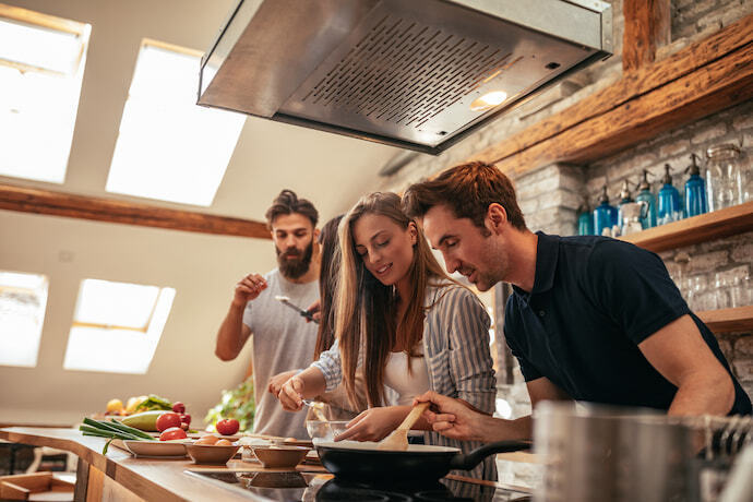 Pessoas cozinhando