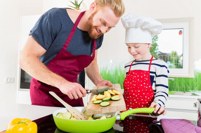 Pai e filho cozinhando