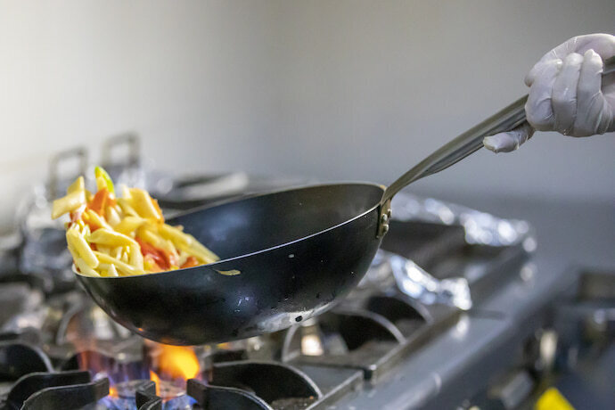 Uma panela no fogão cozinhando comida