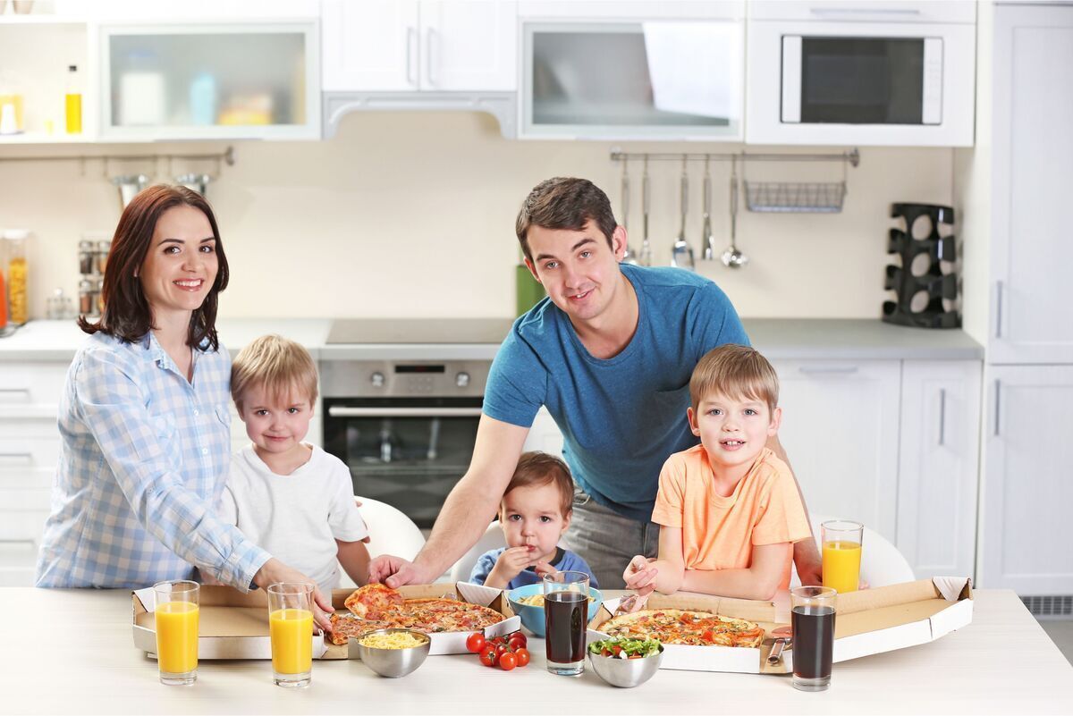 Família comendo em cozinha 