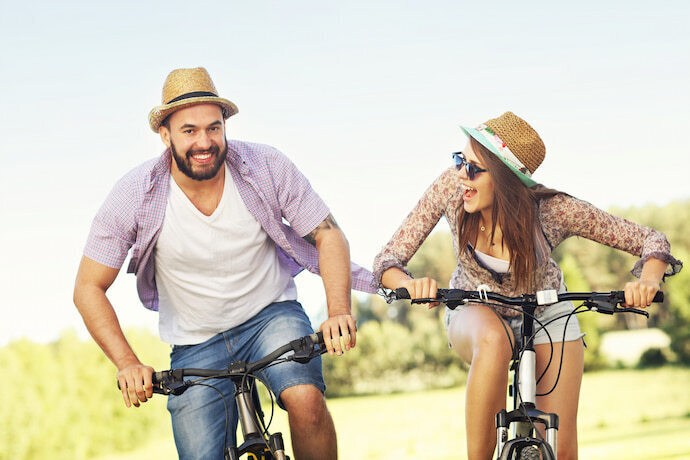 Casal pedalando