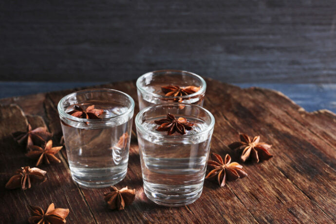 Vodka com anis estrelado em uma mesa de madeira