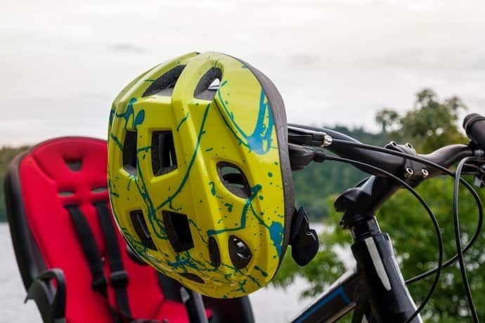 Capacete speed amarelo na bicicleta