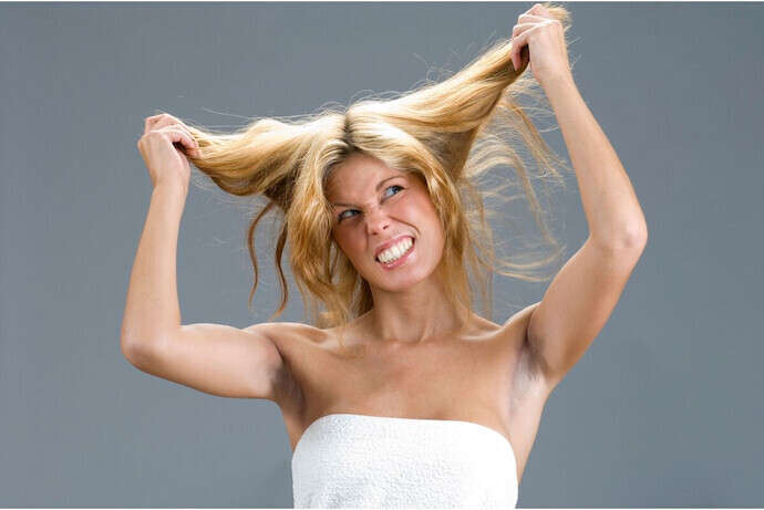 Mulher com cabelo bagunçado 