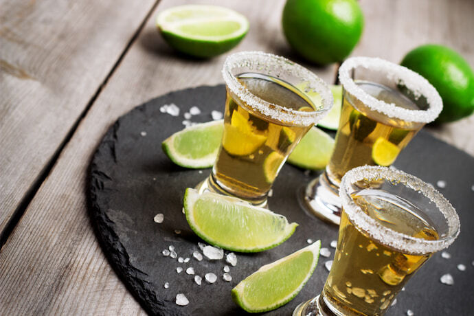 Uma dose de ouro de tequila mexicana.