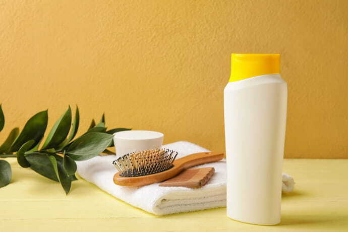 Shampoo em recipiente branco