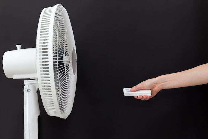 Alguém usando o ventilador com um controle