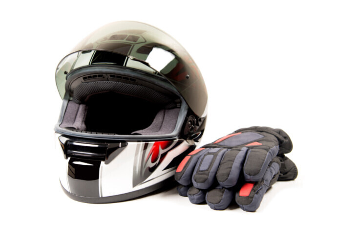 Capacete e luvas para motociclista