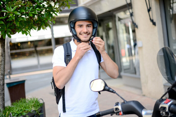 Homem com capacete vintage 