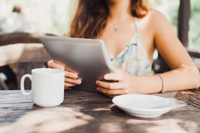 Mulher usando um tablet na mesa