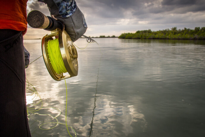 Homem recolhendo linha de pesca 