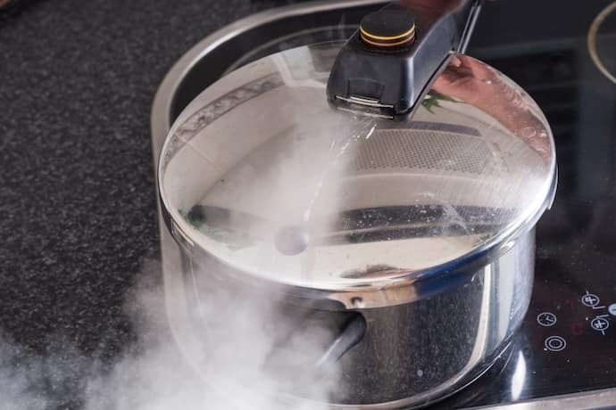 Uma panela de pressão de alumínio na cozinha