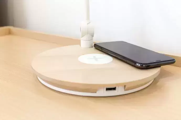 Uma pilha de Iphones na mesa