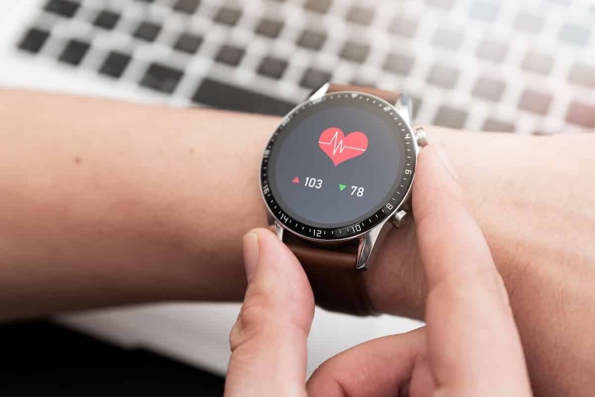 Pessoa utilizando funções do smartwatch