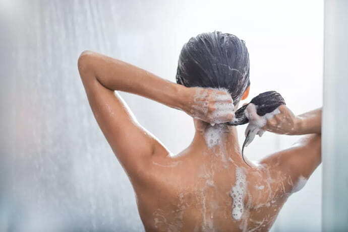 Mulher lavando o cabelo