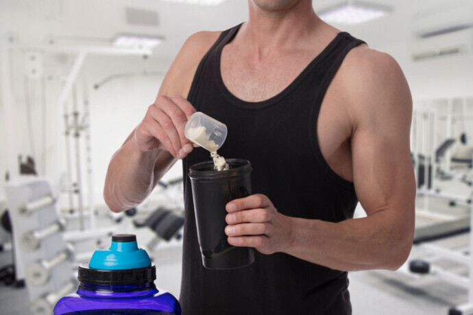 Homem preparando shake com proteína