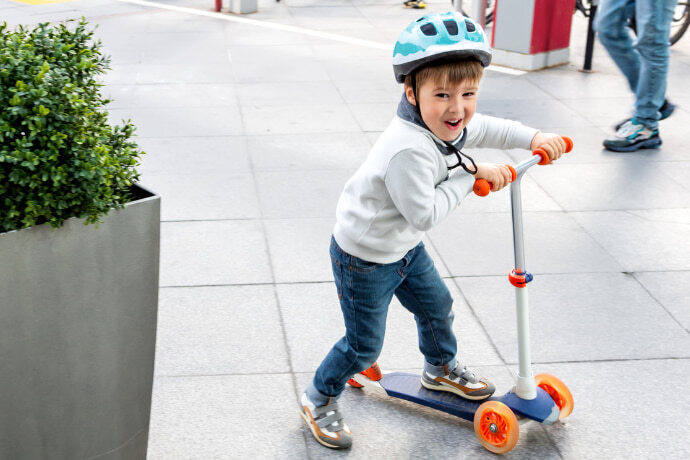 Criança andando de patinete