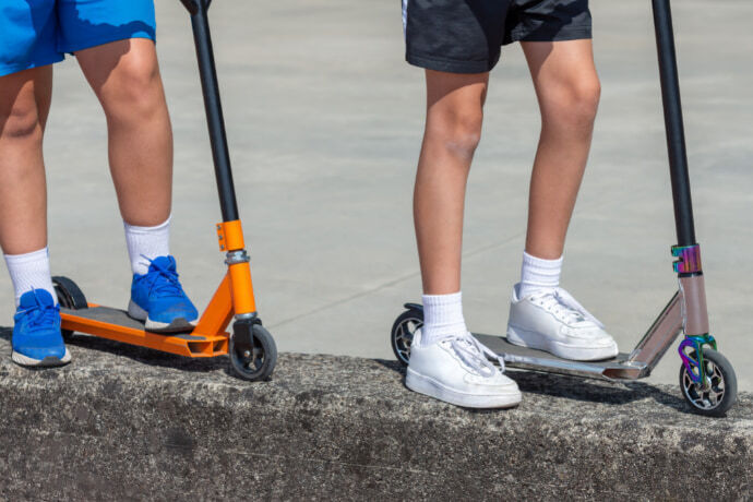 Dois patinetes com a plataforma em foco