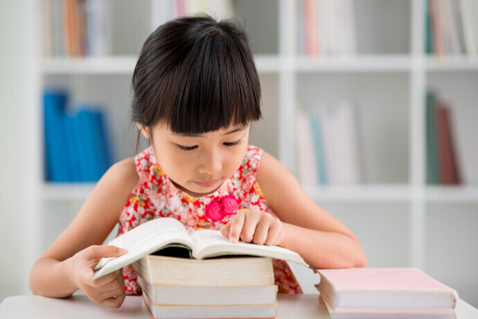 Menina apreciando uma leitura