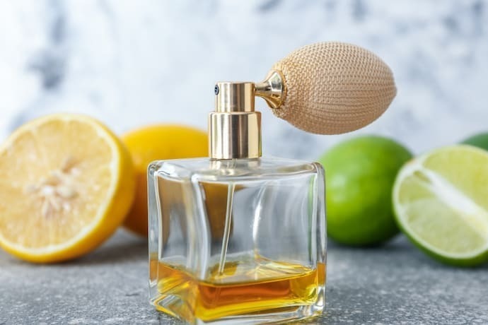 Frasco de perfume cítrico na mesa