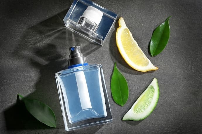 Composição com perfume masculino moderno em fundo cinza texturizado