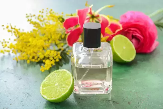 Frasco de perfume com limão 