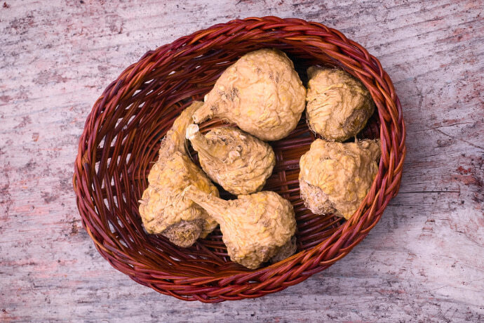 Maca peruana seca e in natura dentro de um cesto