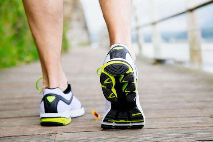 Homem usando tenis de corrida