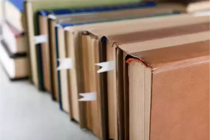 Livros virados para baixo