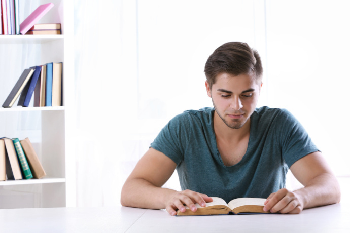 Homem lendo um livro 