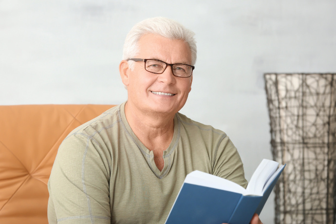 Homem lendo um livro 