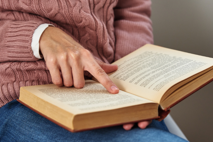 Indivíduo lendo um livro