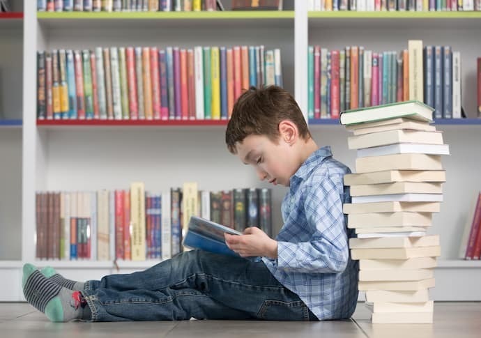 Criança lendo livro