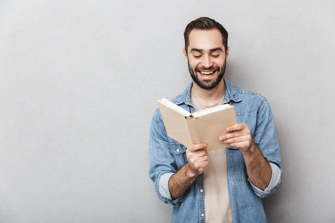 Homem segurando livro