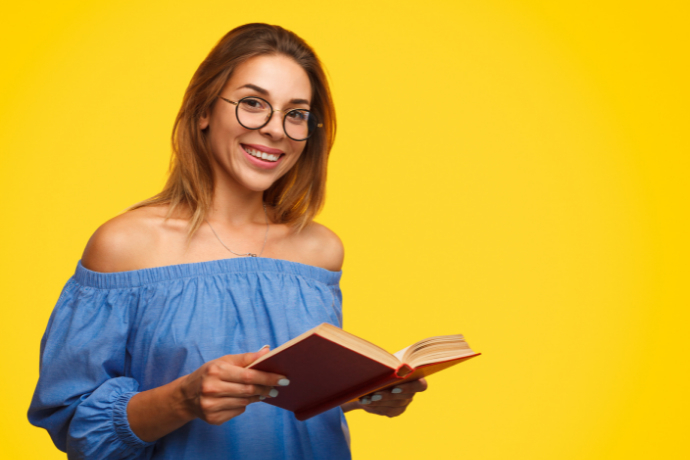 Mulher sorridente lendo um livro