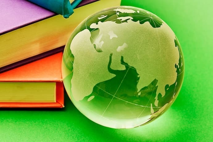 Dois livros e um globo terrestre