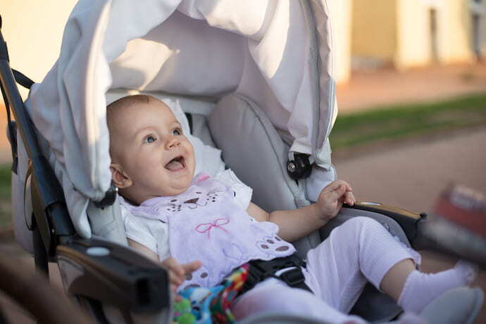 Bebê no carrinho de bebê