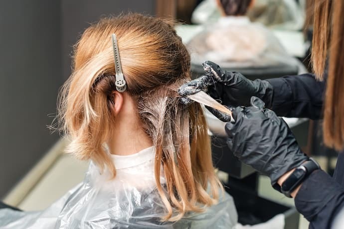 Aplicação de pó descolorante no cabelo