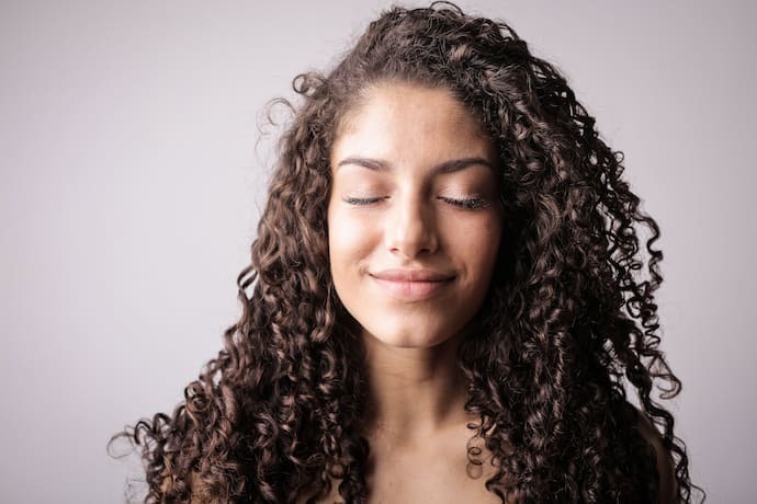 Mulher com cabelo cacheado