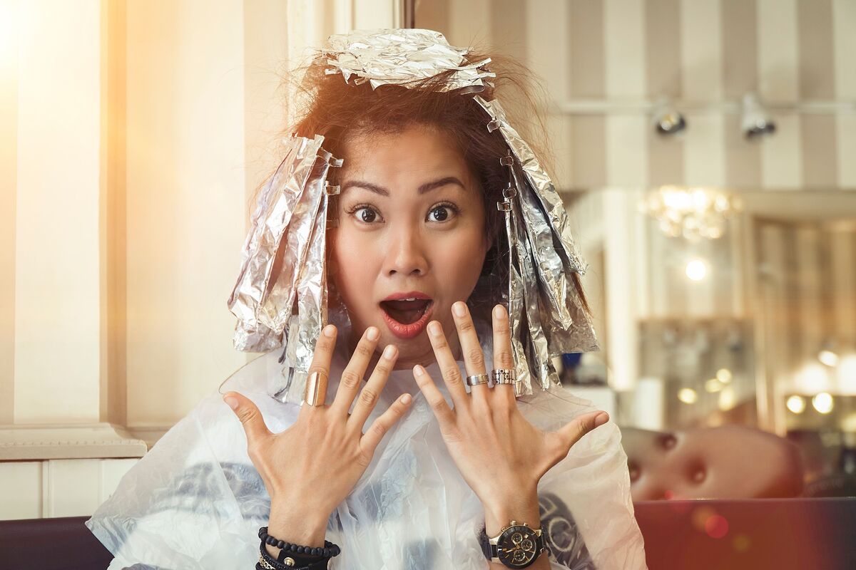 Mulher pintando o cabelo