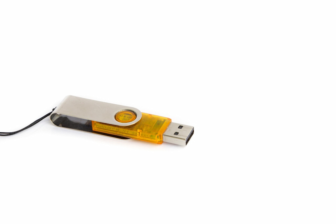 Pen drive amarelo