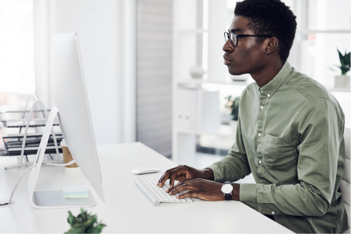 Homem usando um computador all in on