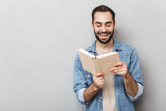 Homem lendo um livro em um fundo claro