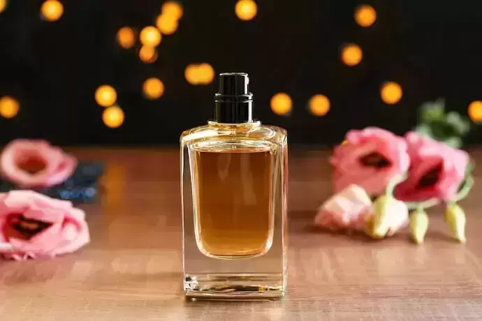 Frasco de perfume e algumas flores