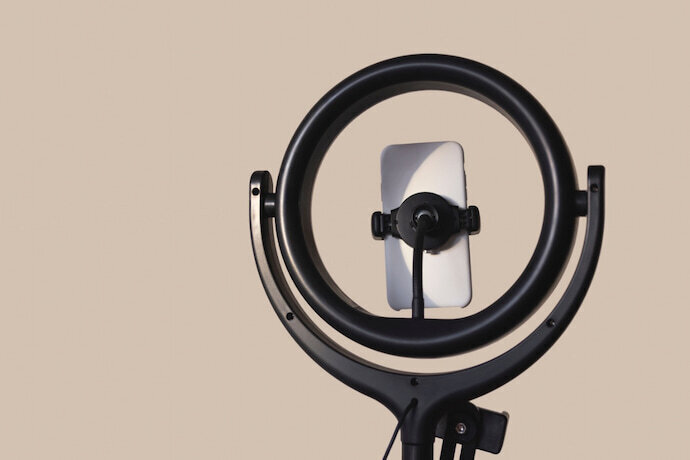 Equipamento ring light e celular