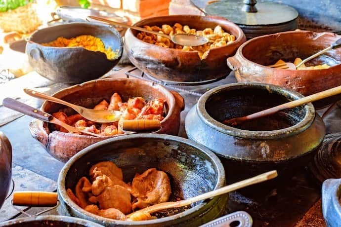 Fogão a lenha e panelas de barro tradicionais