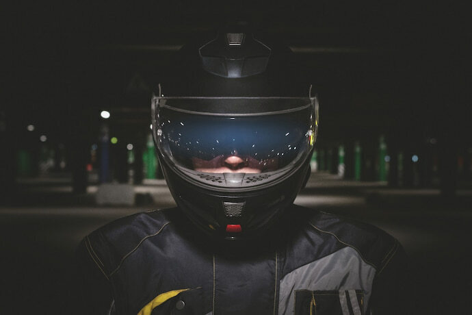 Motoqueiro usando capa de chuva preta