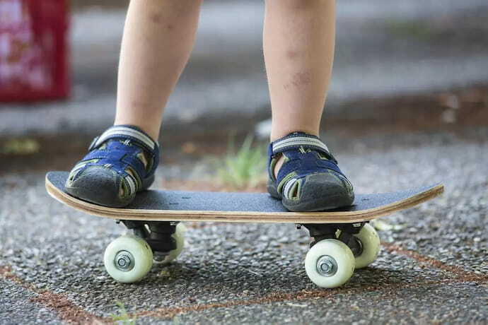 Pés de criança sobre skate