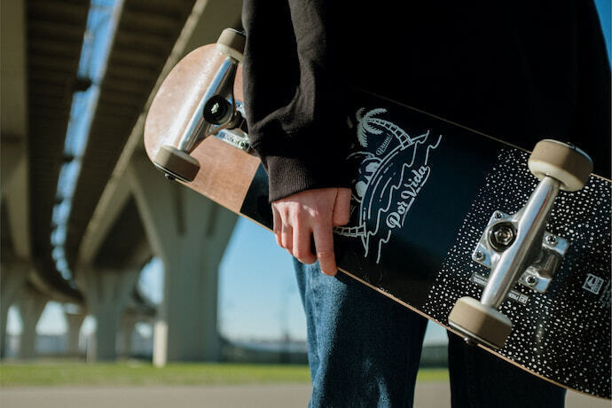 Pessoa segurando skate